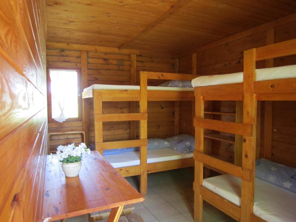 Hotel Nyirfaliget Lovaskemping Es Turistahaz Nyíregyháza Zimmer foto