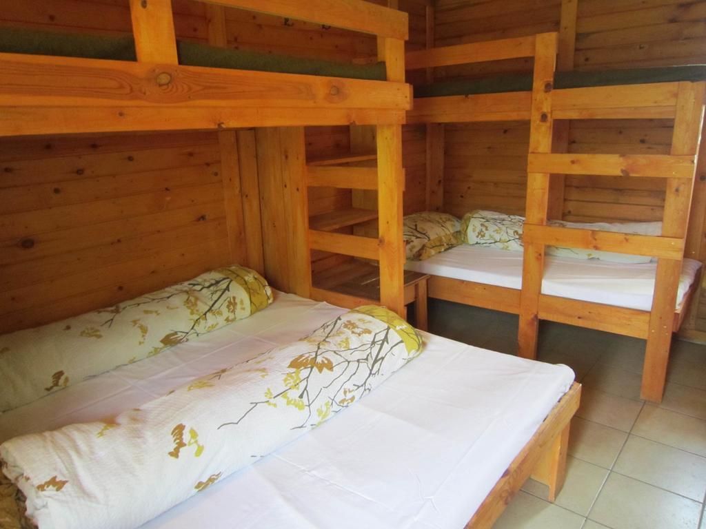 Hotel Nyirfaliget Lovaskemping Es Turistahaz Nyíregyháza Zimmer foto